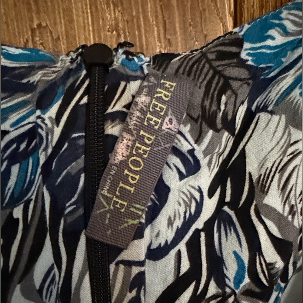 Free People Blue and White Floral V-Neck Midi Dress Size 4 - Picture 3 of 6